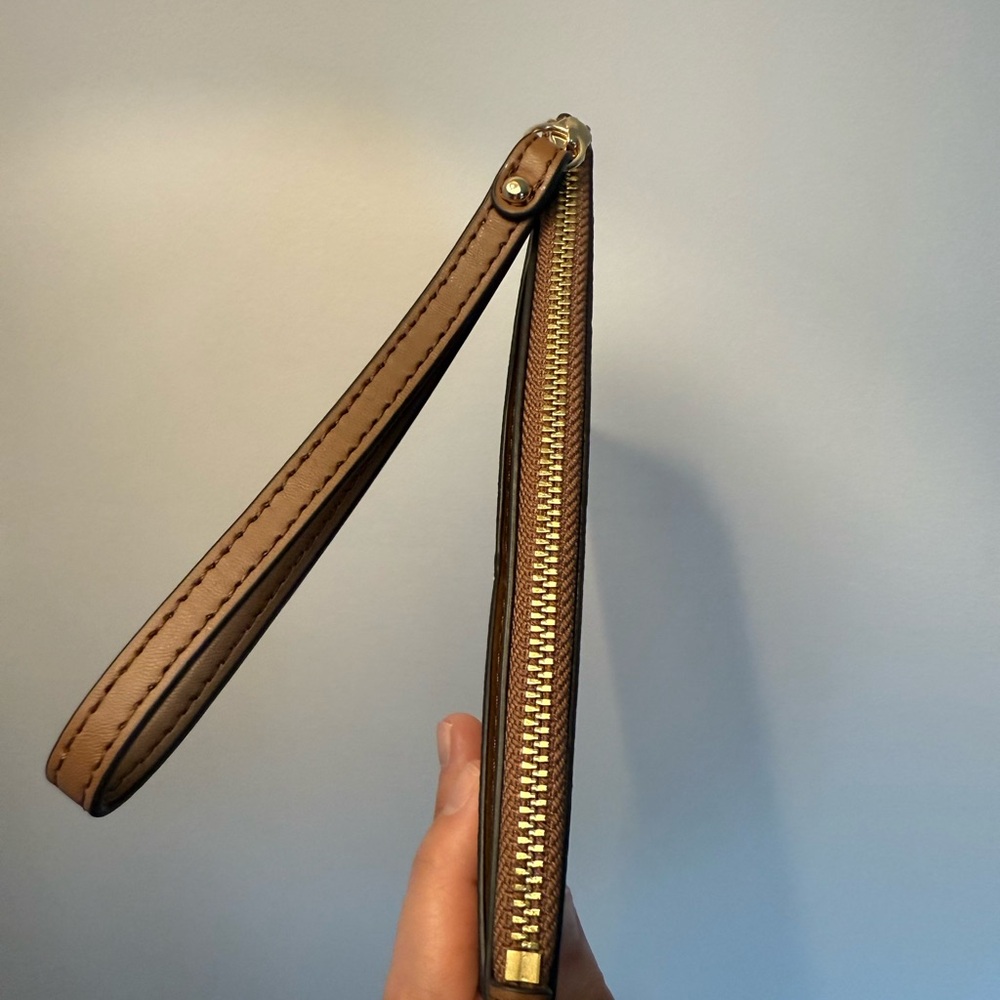 Michael Kors Jet Set Logo Slim Wristlet Vanilla – Like New - Picture 7 of 7